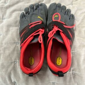 V Train Vibram shoes in gray and red